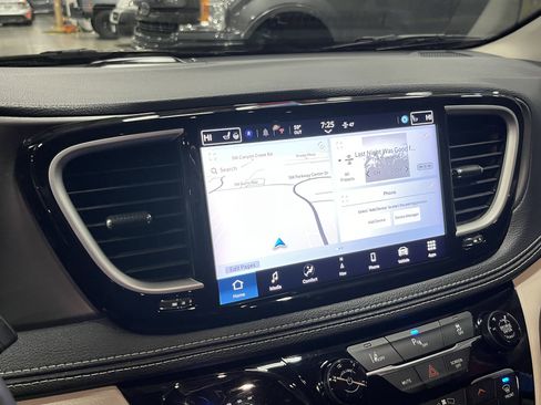 Used 2024 Chrysler Pacifica Select image 23