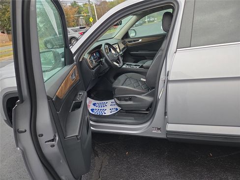 Certified 2025 Volkswagen Atlas SE image 9