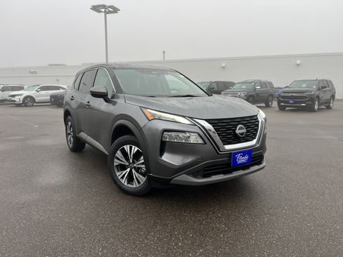 Used 2022 Nissan Rogue SV image 2