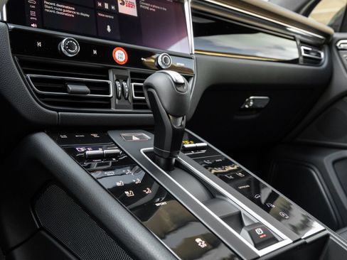 Certified 2026 Porsche Macan AWD/4WD image 25