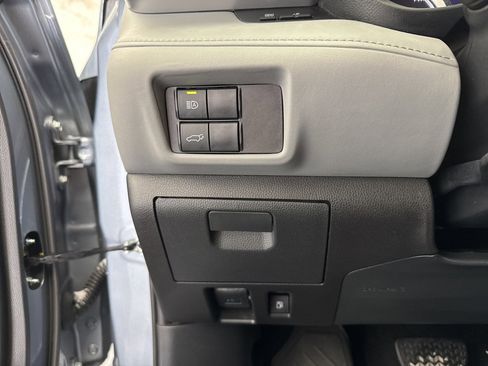 Certified 2024 Toyota Highlander XLE image 34