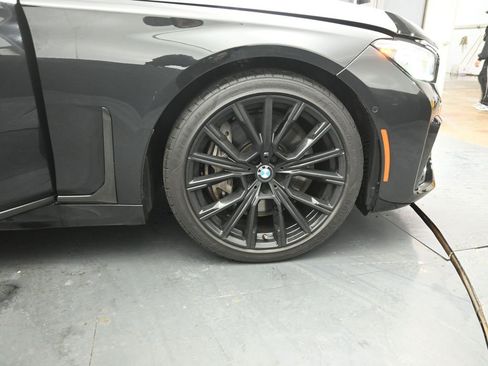 Used 2022 BMW 750i xDrive w/ M Sport Package image 30