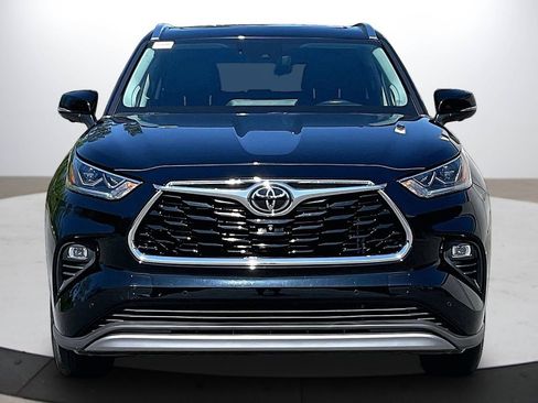 Used 2023 Toyota Highlander Platinum FWD image 3