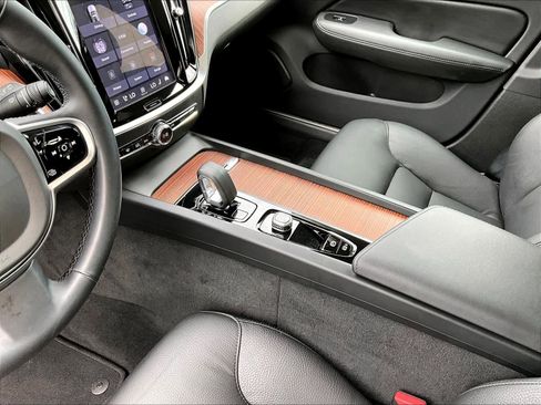 Used 2025 Volvo V60 B5 Cross Country Plus image 19