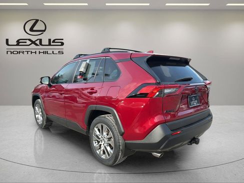 Used 2020 Toyota RAV4 XLE Premium image 8