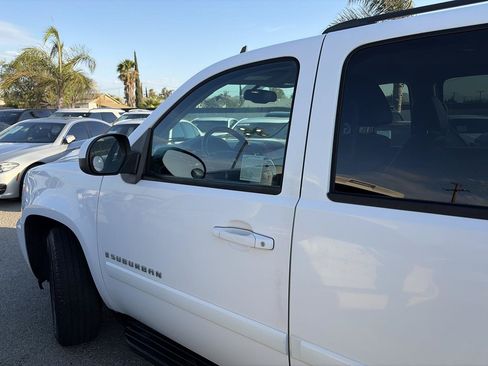 Used 2008 Chevrolet Suburban LT w/ LT Preferred Equipment Group RWD image 2