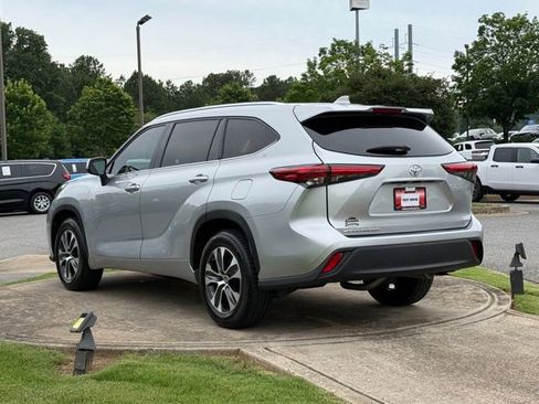 Used 2021 Toyota Highlander XLE FWD image 5