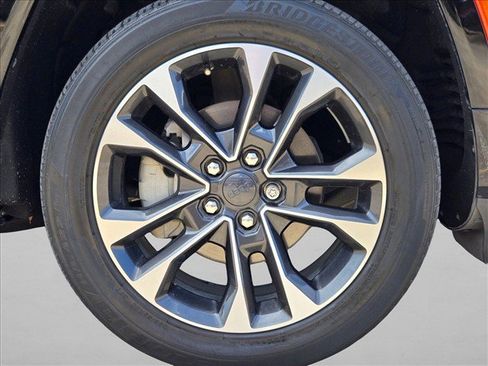 Used 2022 Jeep Grand Cherokee Overland w/ Luxury Tech Group IV AWD/4WD image 23