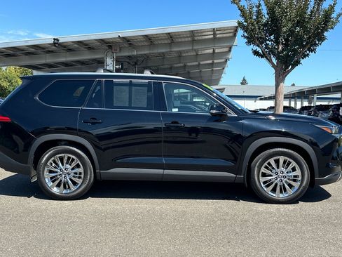 Used 2024 Toyota Grand Highlander AWD image 3