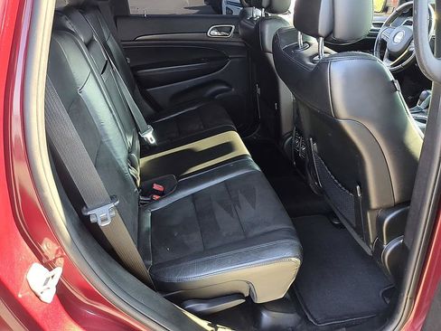 Used 2018 Jeep Grand Cherokee Laredo RWD image 32