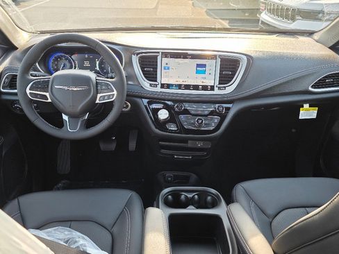 New 2026 Chrysler Pacifica Select image 2