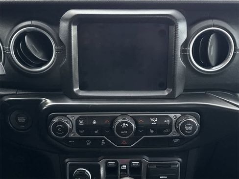 Used 2019 Jeep Wrangler Unlimited Sahara image 17