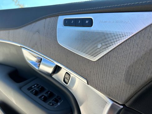 Certified 2024 Volvo XC90 T8 Ultimate w/ Lounge Package image 18