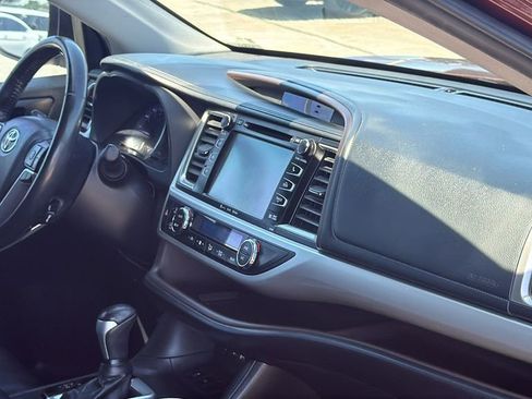 Used 2019 Toyota Highlander XLE FWD image 32