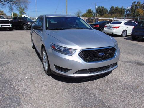 Used 2015 Ford Taurus SE image 2
