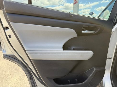 Used 2023 Toyota Highlander XLE AWD/4WD image 31