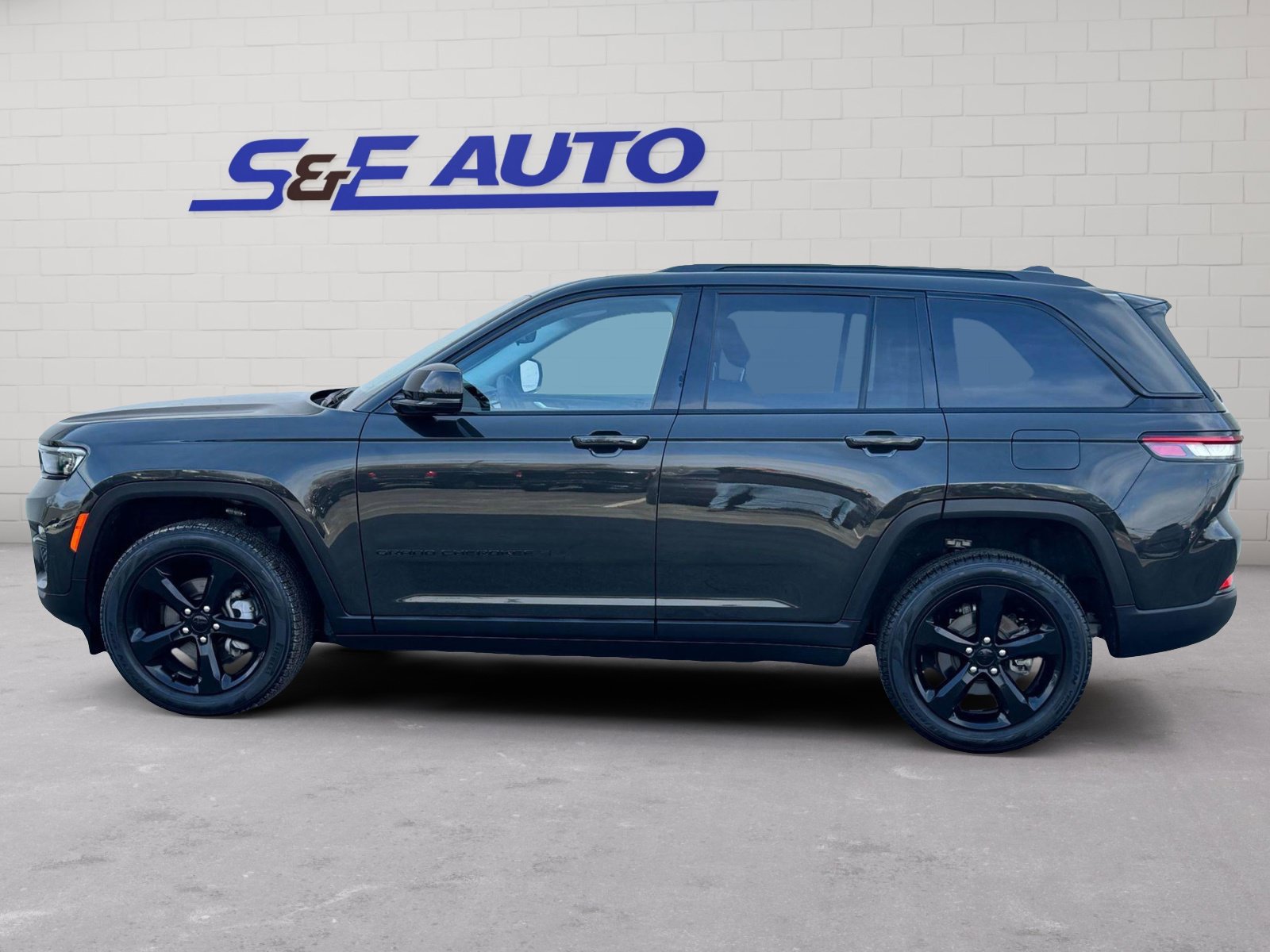 Used 2023 Jeep Grand Cherokee Limited w/ Black Appearance Package AWD/4WD image 2