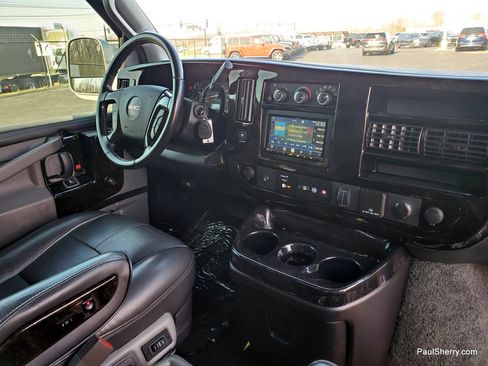 Used 2018 GMC Savana 2500 w/ Enhanced Convenience Package image 9