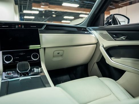 Used 2025 Jaguar F-PACE R-Dynamic S image 38