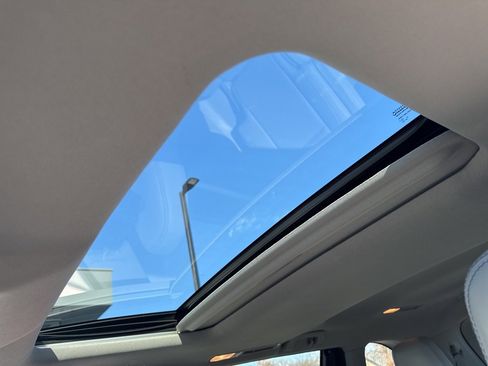 Used 2017 Toyota Highlander XLE image 11