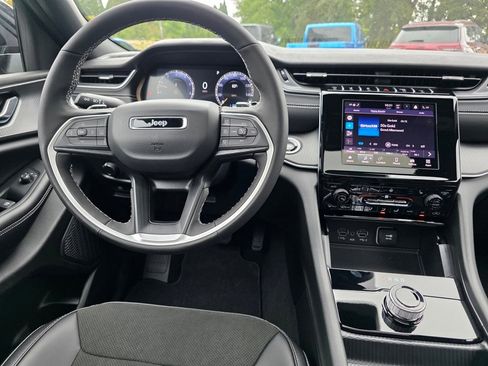 New 2025 Jeep Grand Cherokee Altitude image 11