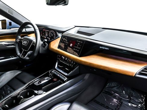 Used 2024 Audi e-tron GT Premium Plus image 16