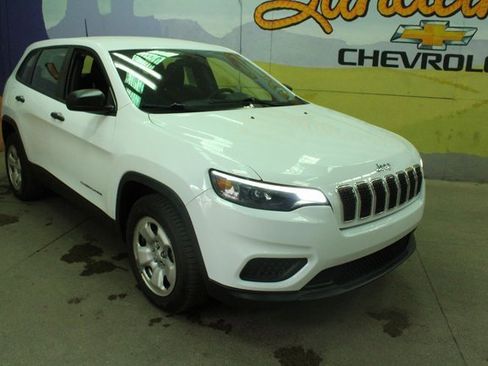 Used 2019 Jeep Cherokee Sport image 4