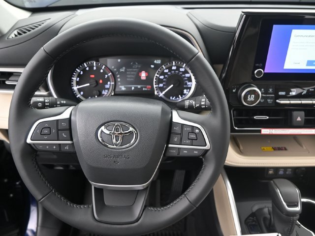 Used 2025 Toyota Highlander XLE FWD image 5