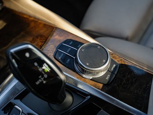 Used 2019 BMW 530e w/ Convenience Package image 26