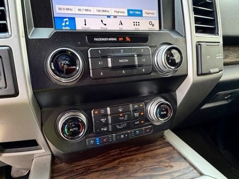 Used 2019 Ford F150 Lariat w/ Equipment Group 502A Luxury AWD/4WD image 9