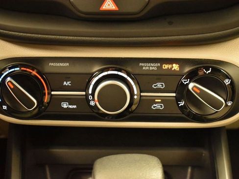 Used 2025 Kia Soul LX image 19