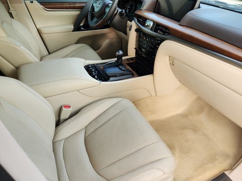 Used 2021 Lexus LX 570 4WD w/ Luxury Package image 7