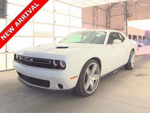 Used 2017 Dodge Challenger SXT image 1