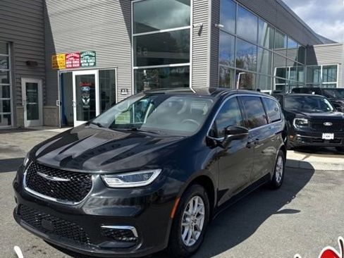 Used 2023 Chrysler Pacifica Touring-L image 1