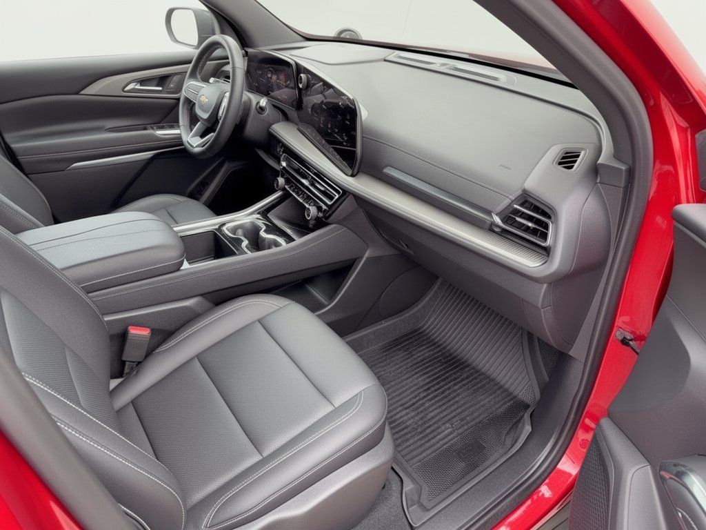 Used 2025 Chevrolet Traverse LT w/ LPO, Floor Liner Package FWD image 30