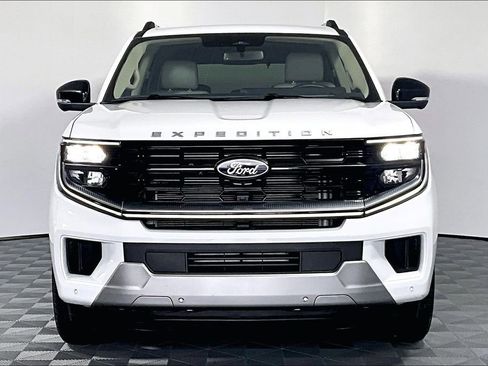 Used 2025 Ford Expedition Platinum w/ Driver's Package AWD/4WD image 3