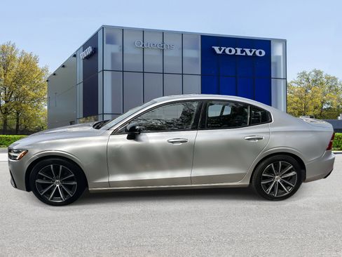 Certified 2022 Volvo S60 B5 Momentum w/ Premium Package image 7