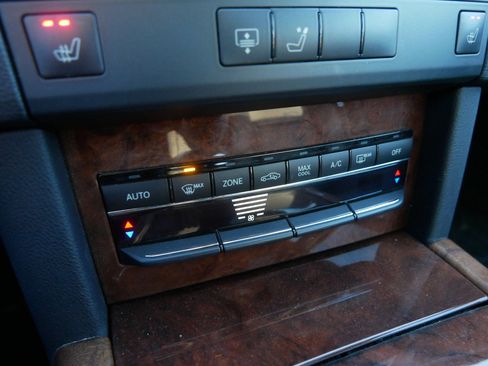 Used 2013 Mercedes-Benz E 350 4MATIC Sedan image 27