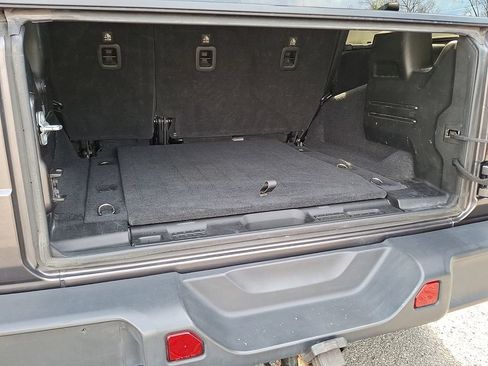 Used 2019 Jeep Wrangler Unlimited Sahara AWD/4WD image 28