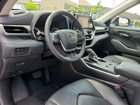 Used 2023 Toyota Highlander XLE FWD image 14