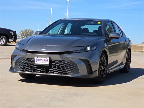 Used 2025 Toyota Camry SE image 3