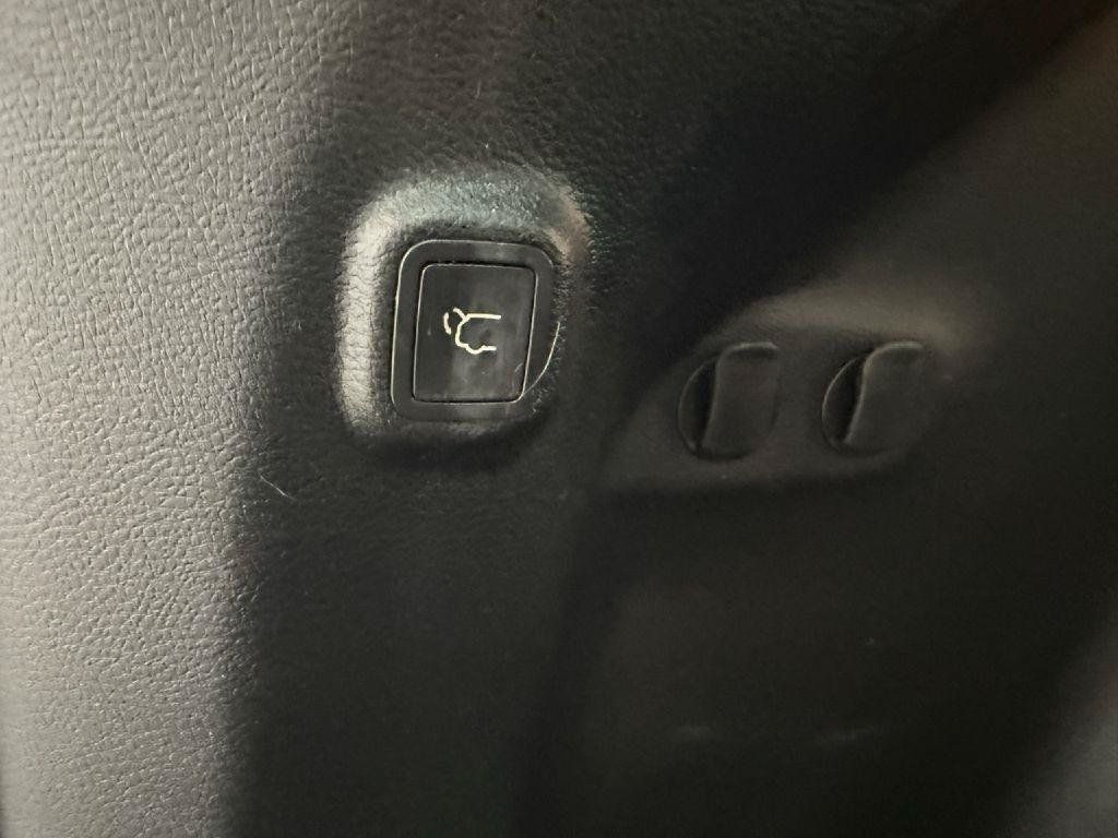 Used 2019 Jeep Cherokee Limited AWD/4WD image 30