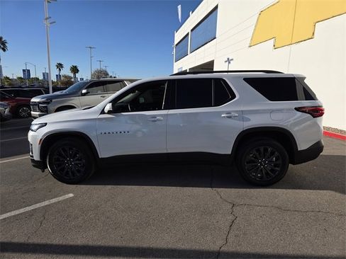 Used 2023 Chevrolet Traverse RS image 3