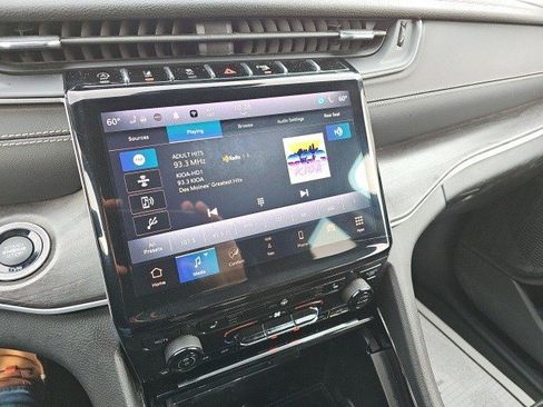 Used 2023 Jeep Grand Cherokee Limited w/ Luxury Tech Group II image 23