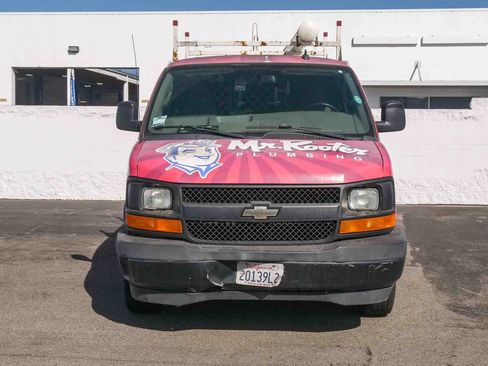 Used 2017 Chevrolet Express 3500 RWD image 2