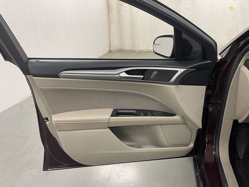 Used 2018 Ford Fusion SE w/ Fusion SE Technology Package image 16