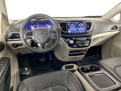 Used 2024 Chrysler Pacifica Touring-L image 18