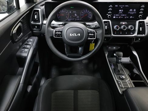 Used 2022 Kia Sorento LX FWD image 16