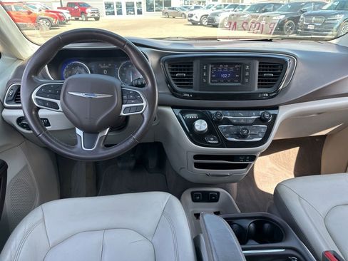 Used 2017 Chrysler Pacifica Touring-L image 20