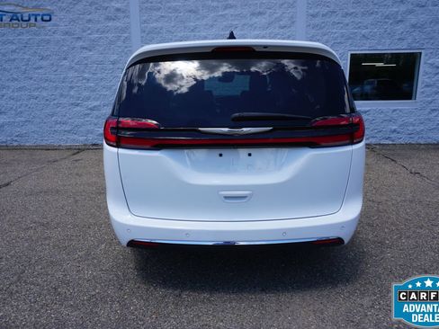 Used 2023 Chrysler Pacifica Touring-L FWD image 15